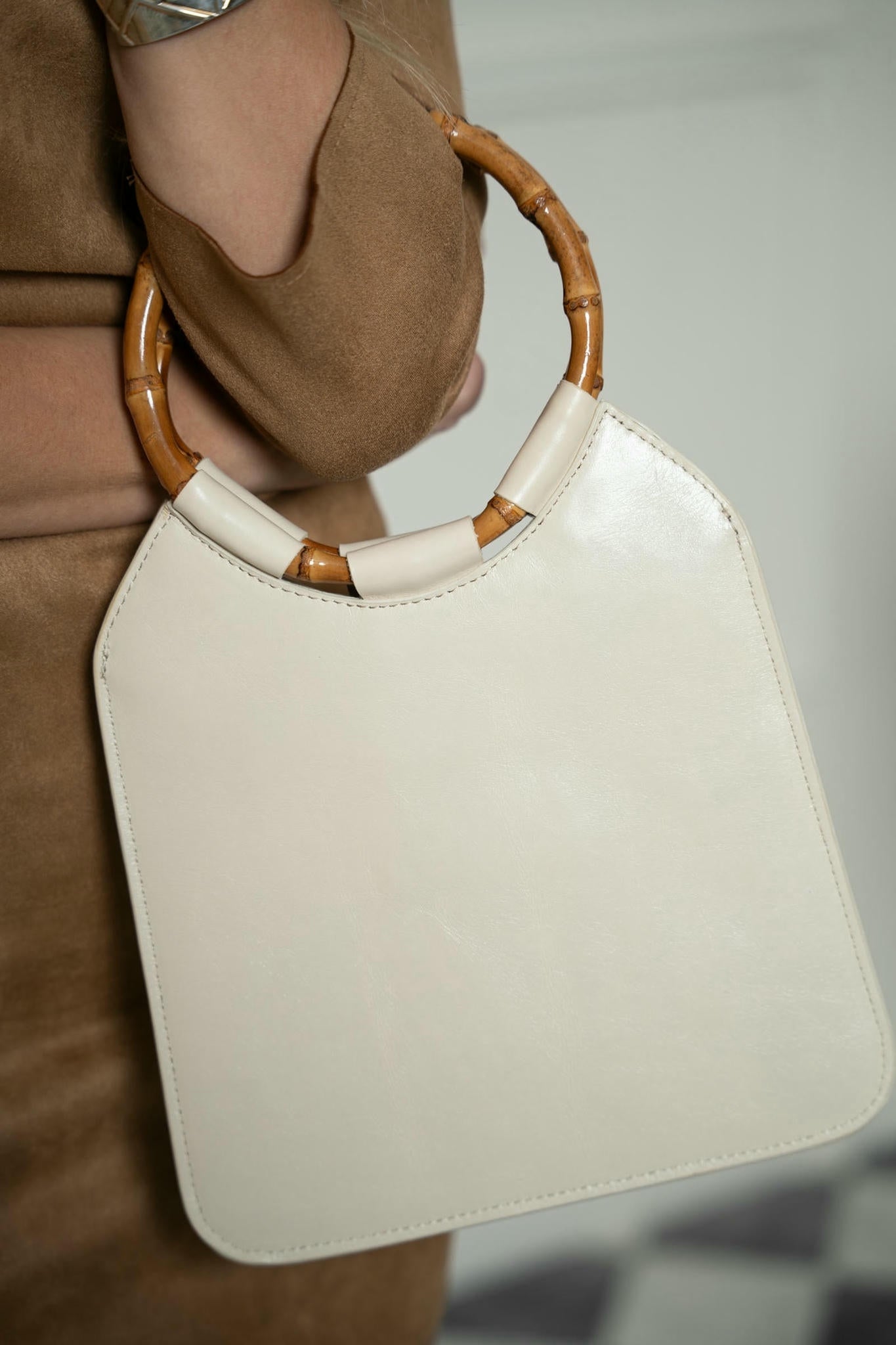 Handbag with off white leather and bamboo handle - tresor collection-viola