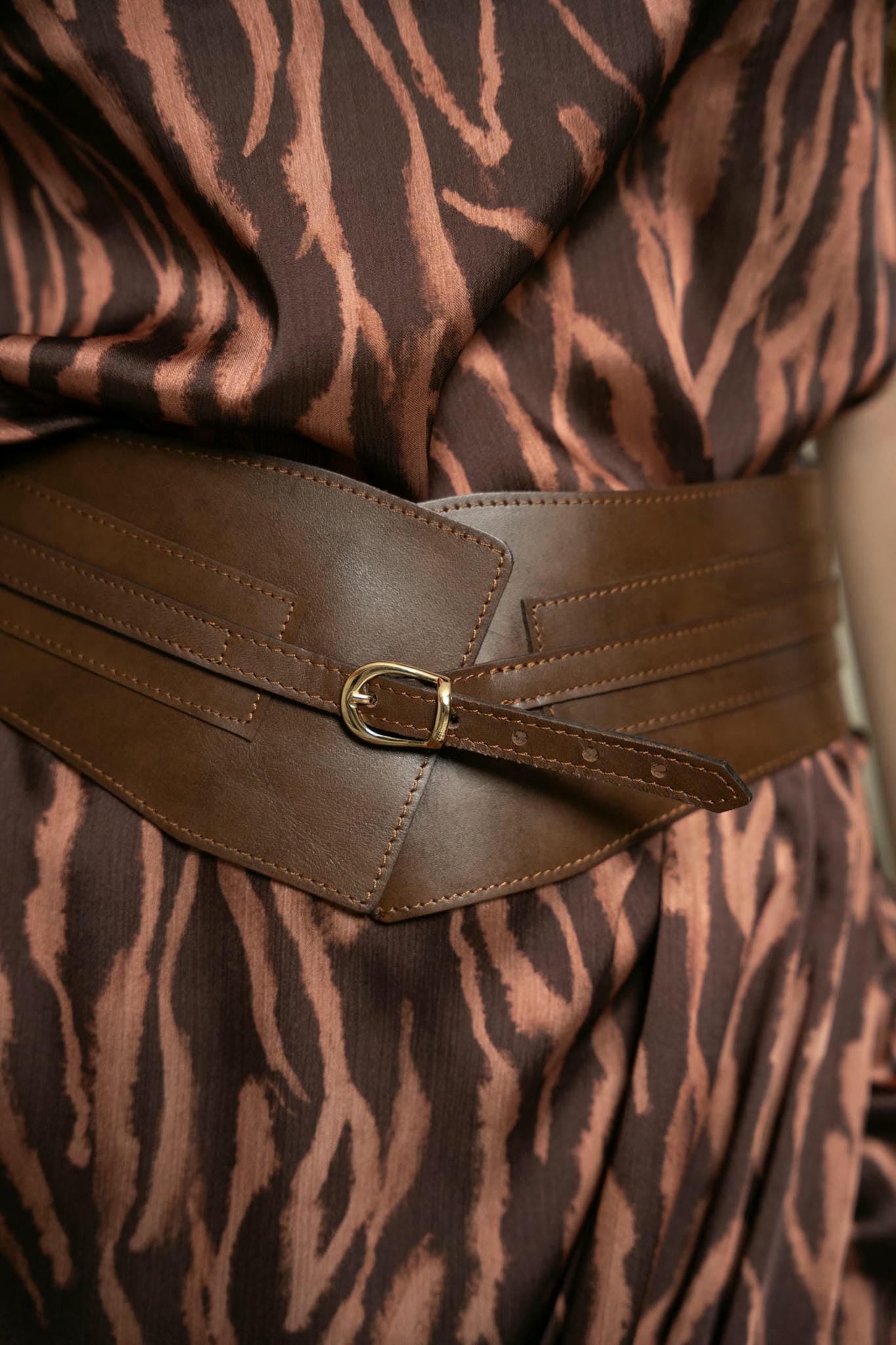 brown luxury leather waist belt-details-tresor-collection-viola