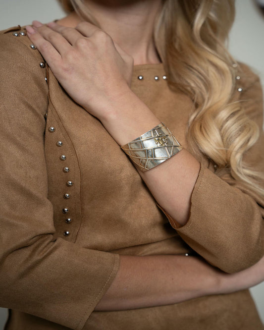 سوار ذهبي منحوت على شكل متاهة مطلية بالذهب