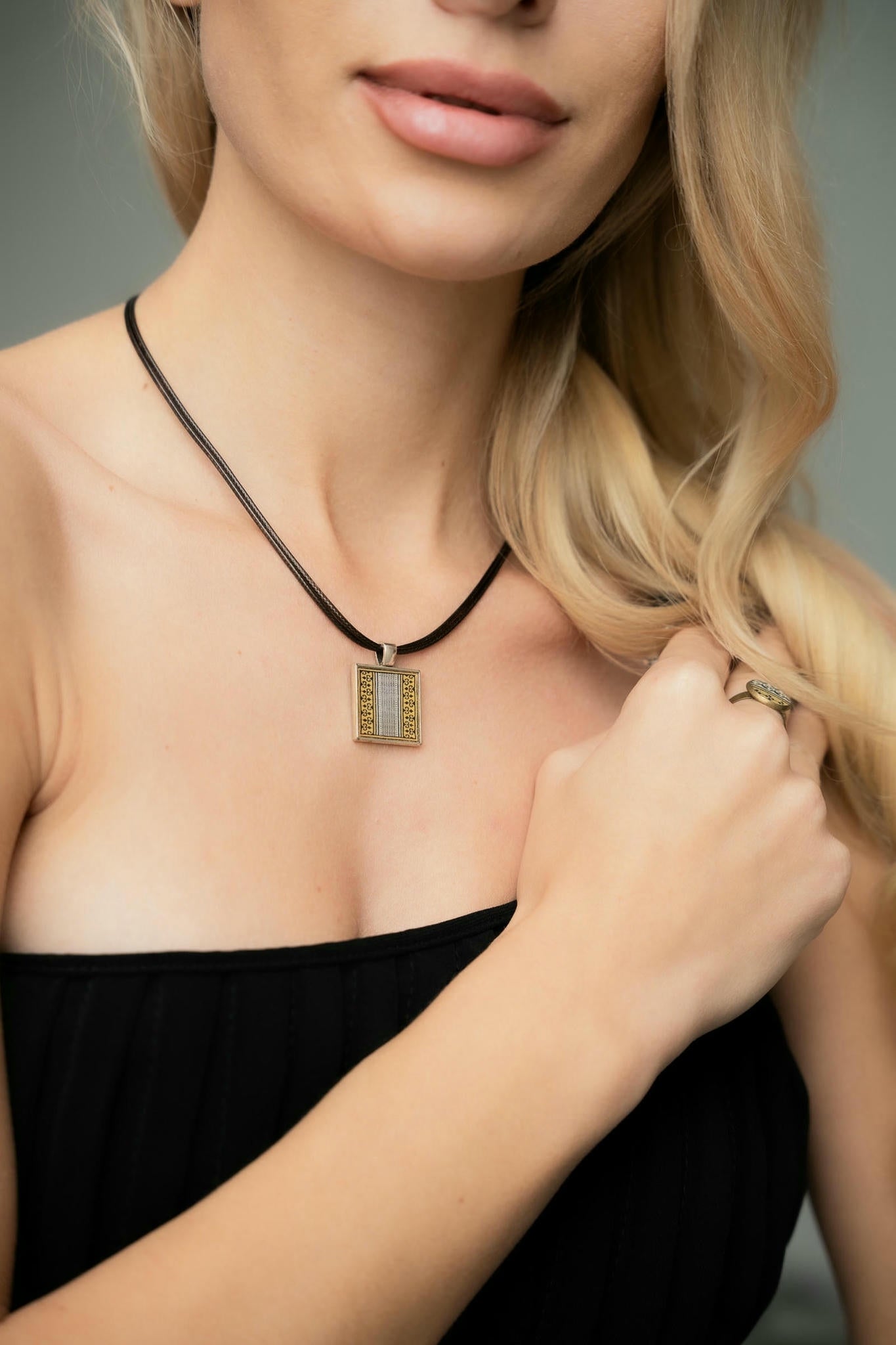 set of necklace and matching ring gold and leather from viola tresor collection