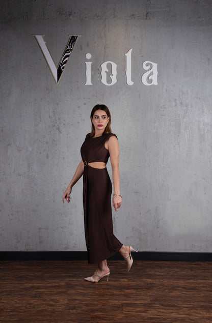 Woman in a brown dress standing against a gray wall with 'Viola' branding.